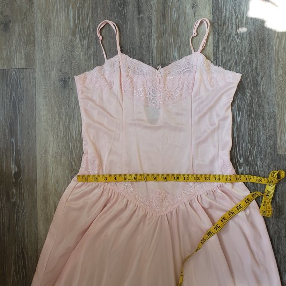 Cara pink robe and matching dressing gown - Picture 12 of 16